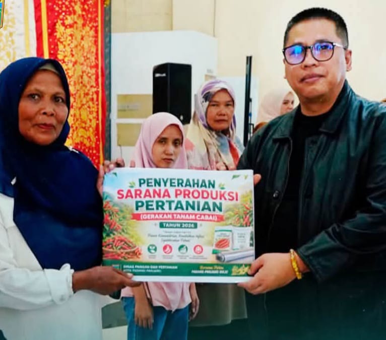 Wako Hendri saat serahkan bantuan.